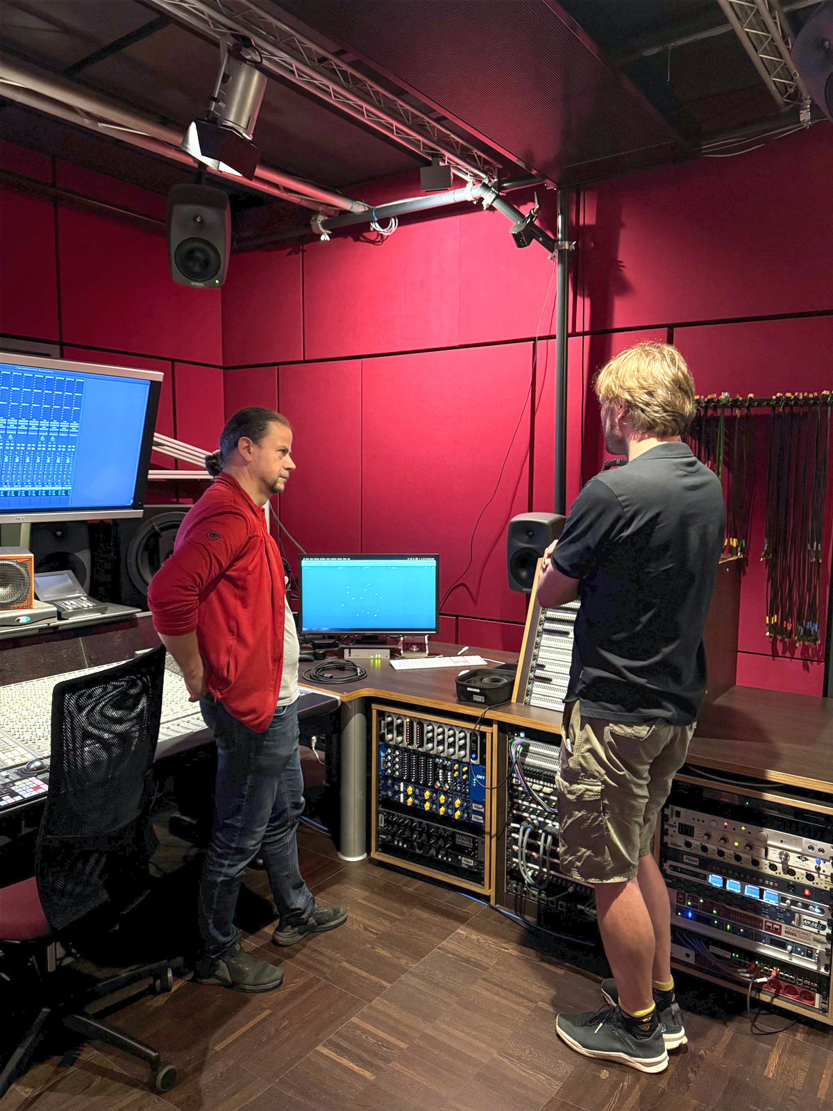 First-hand insights: Christian Birkner (left) and Thomas Thron, research engineer at Brandenburg Labs, discuss possible fur-ther developments of the Okeanos system in the studio at HTWK Leipzig.