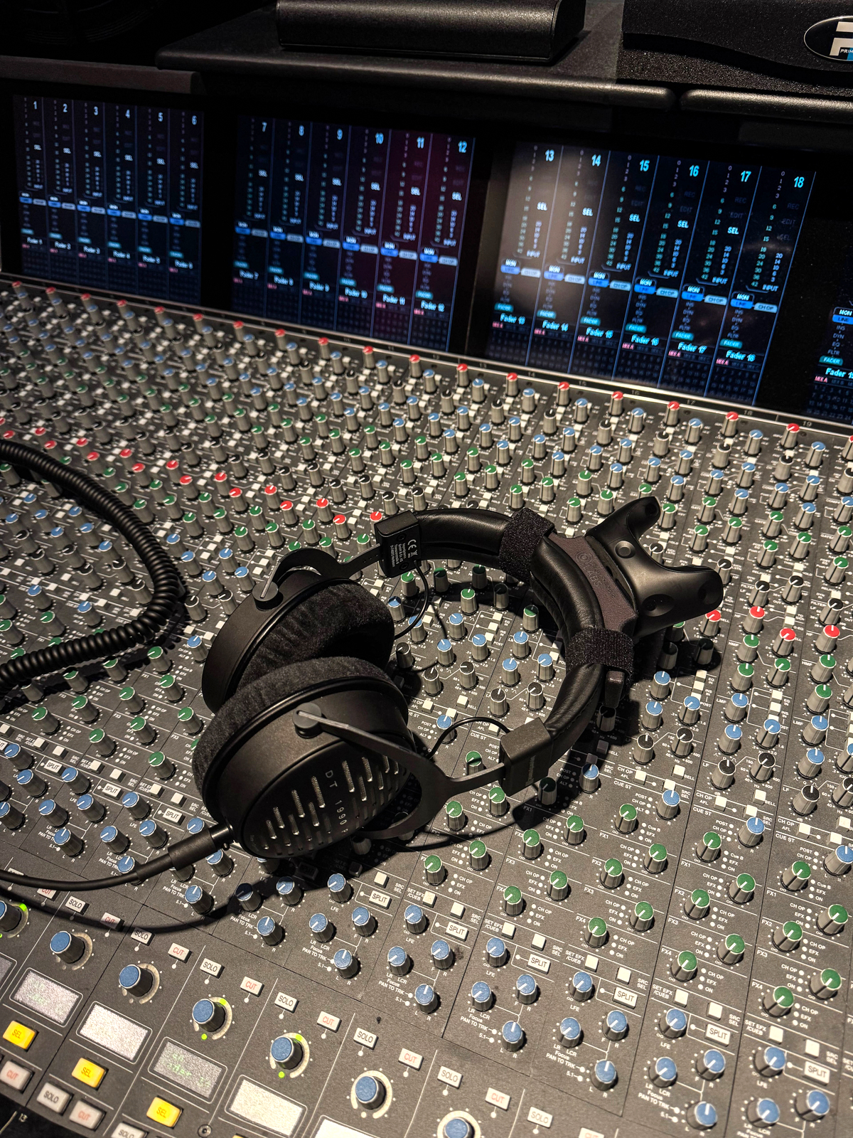 Headphones with a head tracker for 6DoF tracking from the Okeanos system by Bran-denburg Labs in the audio studio at HTWK Leipzig.